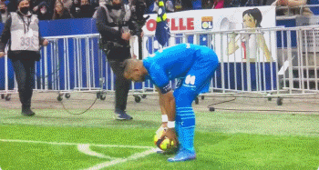 LPL female host Zhang Xiaowei posted a photo： I experienced betrayal and a car accident this year, but I survived unexpectedly