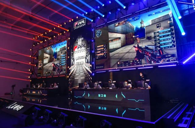 Uzi跪在RNG基地门口讨债？